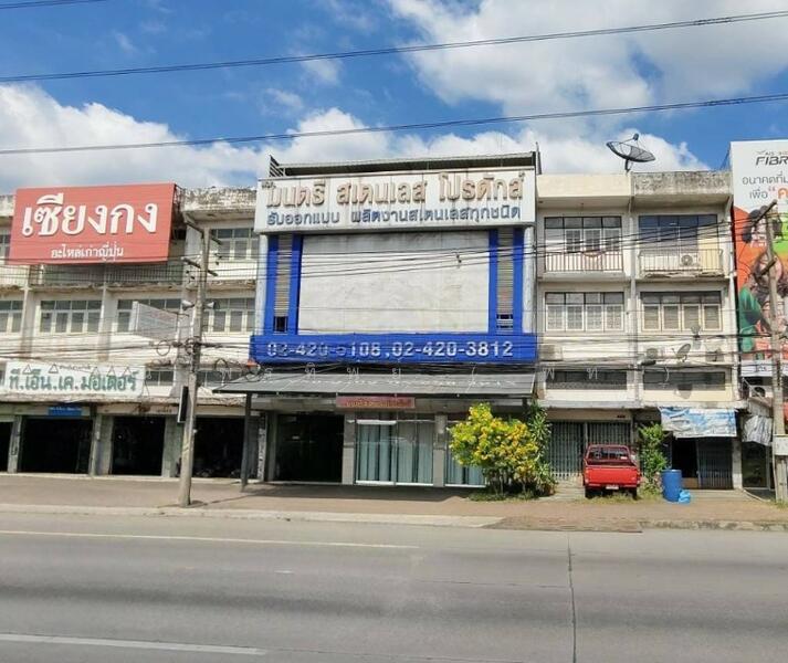 For Sale - อาคารพาณิชย์ 3 ชั้นครึ่ง 3 คูหา ติดถนนเพชรเกษม, Nakhon Pathom