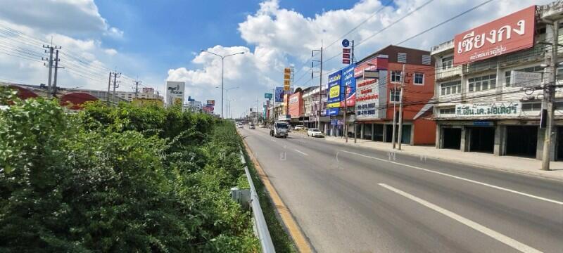 For Sale - อาคารพาณิชย์ 3 ชั้นครึ่ง 3 คูหา ติดถนนเพชรเกษม, Nakhon Pathom