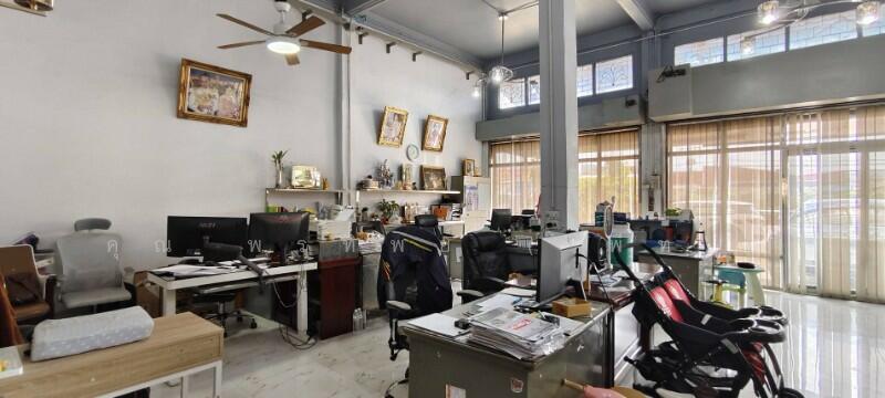 For Sale - อาคารพาณิชย์ 3 ชั้นครึ่ง 3 คูหา ติดถนนเพชรเกษม, Nakhon Pathom