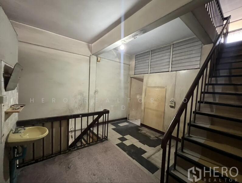 For Rent - For Rent Bangkok Shop House Sukhumvit Watthana BTS Ekkamai BRE26283, Bangkok