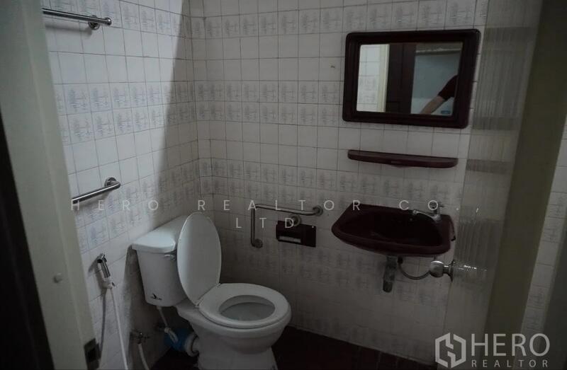 For Rent - For Rent Bangkok Shop House Sukhumvit Watthana BTS Ekkamai BRE26283, Bangkok