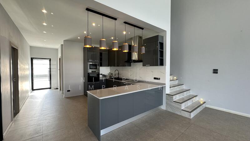 ครัวเปิด พร้อมเครื่องครัวบิ้วอิน