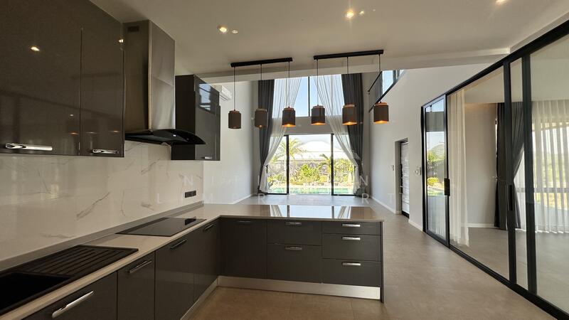 ครัวเปิด พร้อมเครื่องครัวบิ้วอิน