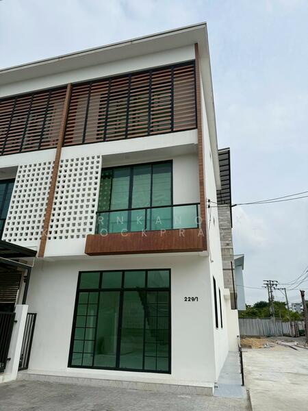 ขาย - ทาวน์โฮมใหม่! ใกล้รถไฟฟ้า 3 ห้องนอน หลังมุม แจ้งวัฒนะซอย 6 ใกล้รถไฟฟ้าหลักสี่, กรุงเทพ