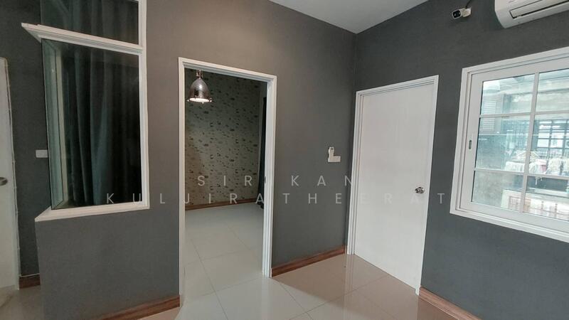 For Rent - ทาวน์โฮม 3 ชั้น โกลเด้นทาวน์ นวมินทร์ 42 แยก 27 บึงกุ่ม, Bangkok