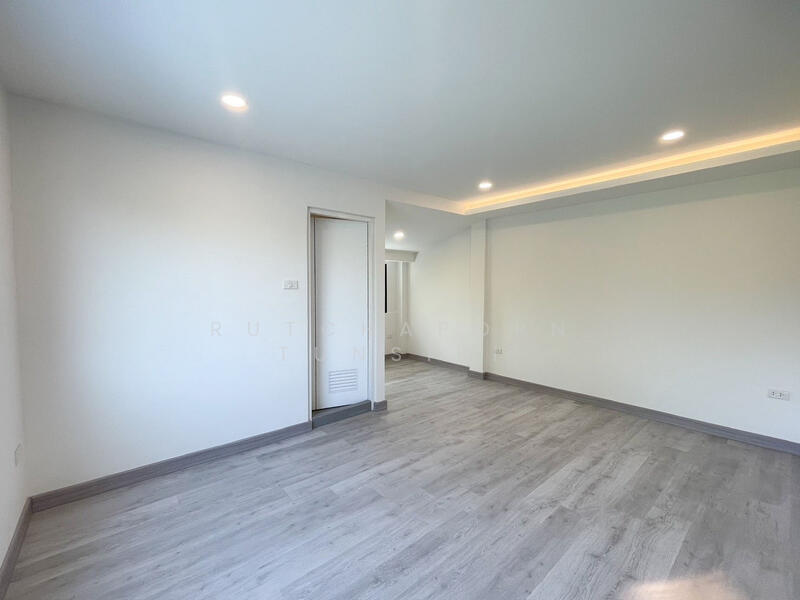 For Rent - ทาวน์เฮ้าส์ให้เช่าเดือนละ 20,000 บาท ใกล้เซ็นทรัลแอร์พอร์ตเพียง 10 นาที No.9H989, Chiang Mai