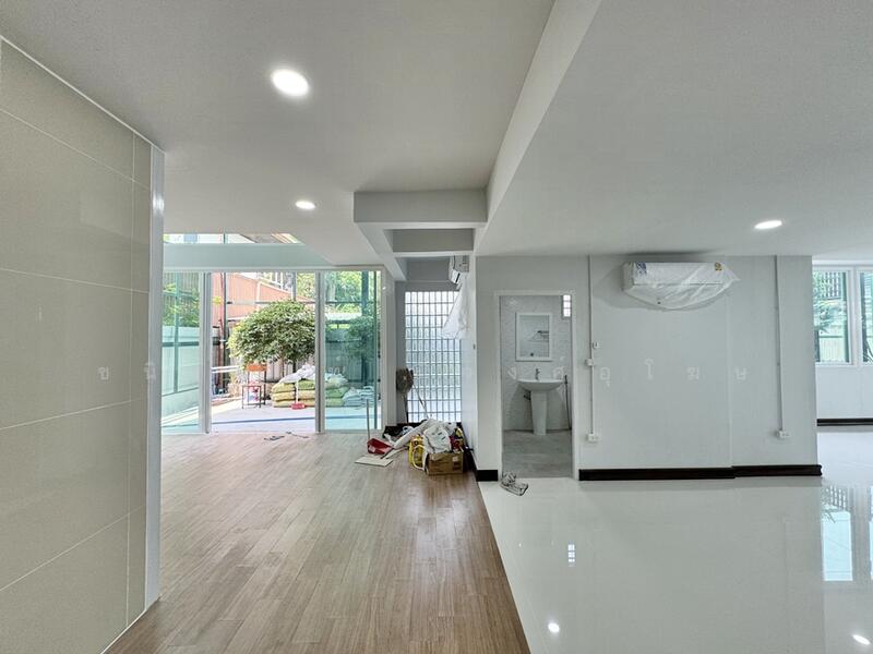 ขาย - ขาย อาคารสำนักงาน หรือใช้อยู่อาศัย 72 ตรว. สุขาภิบาล 1 ใกล้แฟชั่นไอส์แลนด์, กรุงเทพ