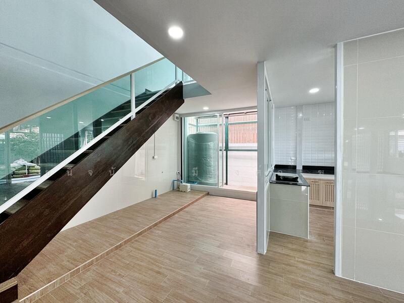 ขาย - ขาย อาคารสำนักงาน หรือใช้อยู่อาศัย 72 ตรว. สุขาภิบาล 1 ใกล้แฟชั่นไอส์แลนด์, กรุงเทพ