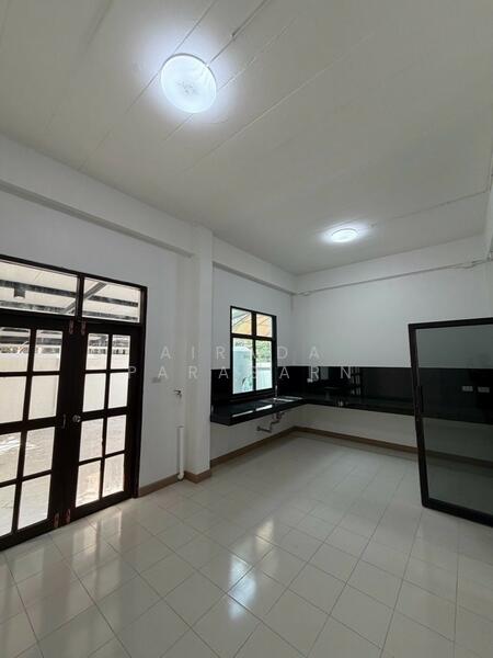 For Rent - ทาวน์โฮม 4 ชั้น ขนาดใหญ่ ใกล้ทั้งไบเทคและ BTS, Bangkok