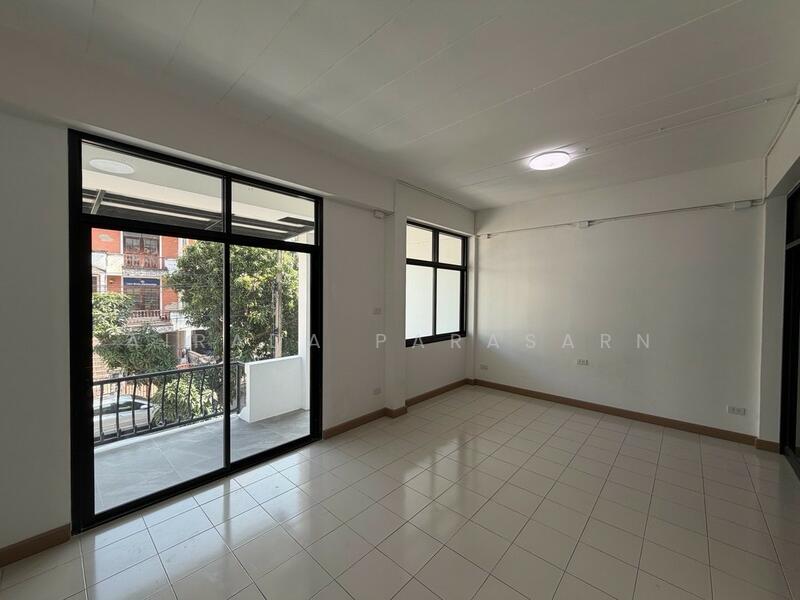 For Rent - ทาวน์โฮม 4 ชั้น ขนาดใหญ่ ใกล้ทั้งไบเทคและ BTS, Bangkok