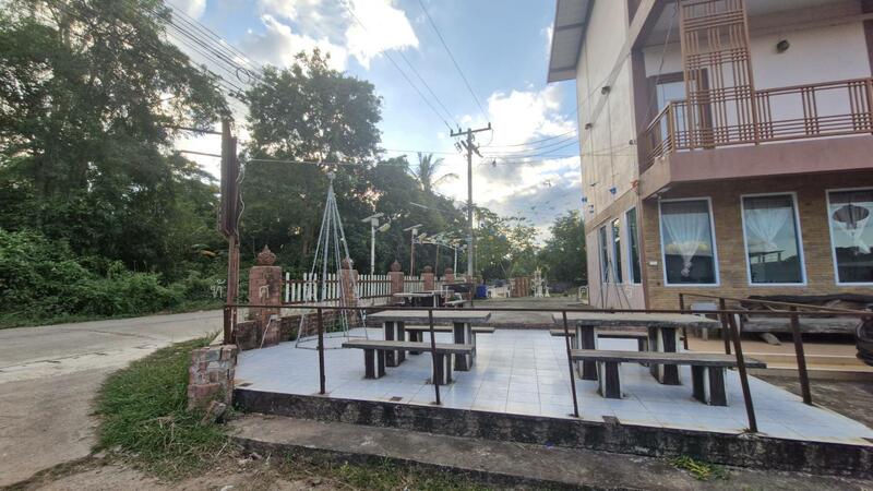 For Sale - ขายด่วน โรงแรม 3 ชั้น 1 อาคาร รวม บ้าน 2 ชั้น 1 หลัง + บ้าน 1 ชั้น 1 หลัง พร้อมที่ดิน ( ขายยกแปลง), Nakhon Phanom