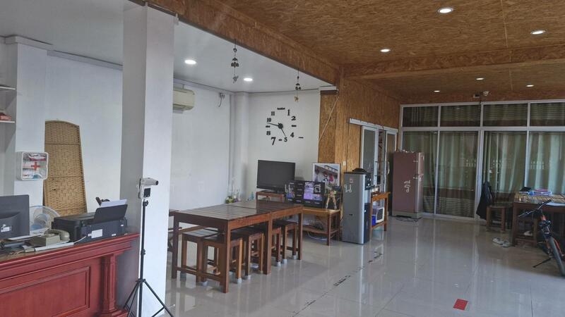 For Sale - ขายด่วน โรงแรม 3 ชั้น 1 อาคาร รวม บ้าน 2 ชั้น 1 หลัง + บ้าน 1 ชั้น 1 หลัง พร้อมที่ดิน ( ขายยกแปลง), Nakhon Phanom