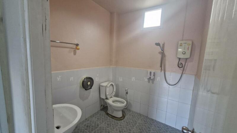 For Sale - ขายด่วน โรงแรม 3 ชั้น 1 อาคาร รวม บ้าน 2 ชั้น 1 หลัง + บ้าน 1 ชั้น 1 หลัง พร้อมที่ดิน ( ขายยกแปลง), Nakhon Phanom