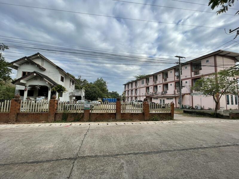 For Sale - ขายด่วน โรงแรม 3 ชั้น 1 อาคาร รวม บ้าน 2 ชั้น 1 หลัง + บ้าน 1 ชั้น 1 หลัง พร้อมที่ดิน ( ขายยกแปลง), Nakhon Phanom