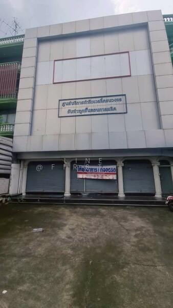 For Rent - Commercial building, 3 units, 4.5 storeys on Ratchadaphisek Road, Near BTS Talat Phlu, Bangkok