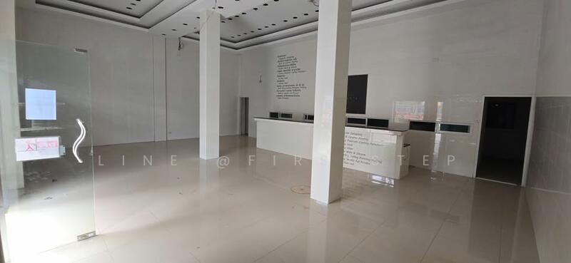 For Rent - Commercial building, 3 units, 4.5 storeys on Ratchadaphisek Road, Near BTS Talat Phlu, Bangkok