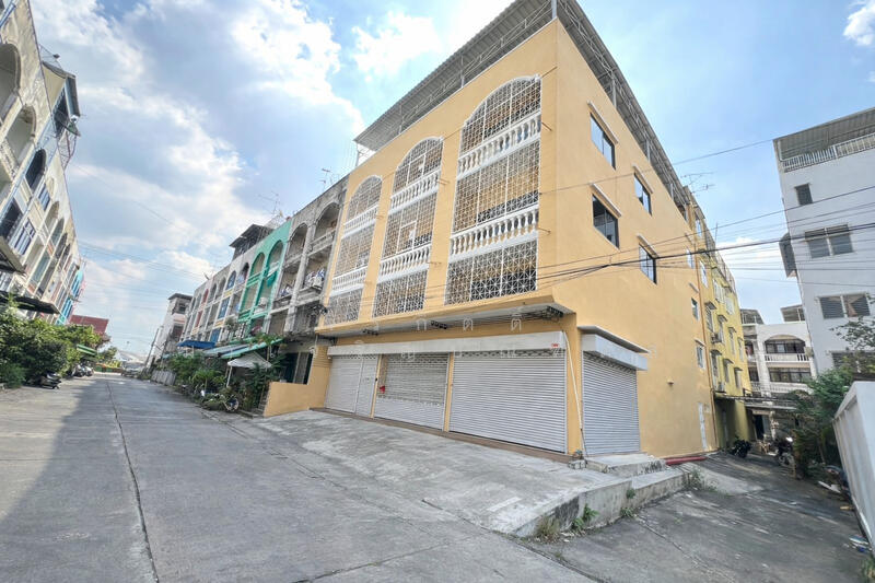 For Sale - ตึกรีโนเวทใหม่ 3 คูหา 6 ที่จอดรถ เข้าออก 2 ทาง เอกชัย 66 บางบอน 1 ซ.9, Bangkok