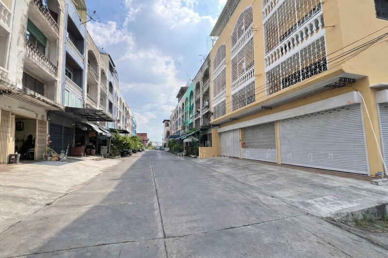 For Sale - ตึกรีโนเวทใหม่ 3 คูหา 6 ที่จอดรถ เข้าออก 2 ทาง เอกชัย 66 บางบอน 1 ซ.9, Bangkok