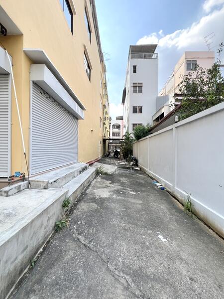 For Sale - ตึกรีโนเวทใหม่ 3 คูหา 6 ที่จอดรถ เข้าออก 2 ทาง เอกชัย 66 บางบอน 1 ซ.9, Bangkok