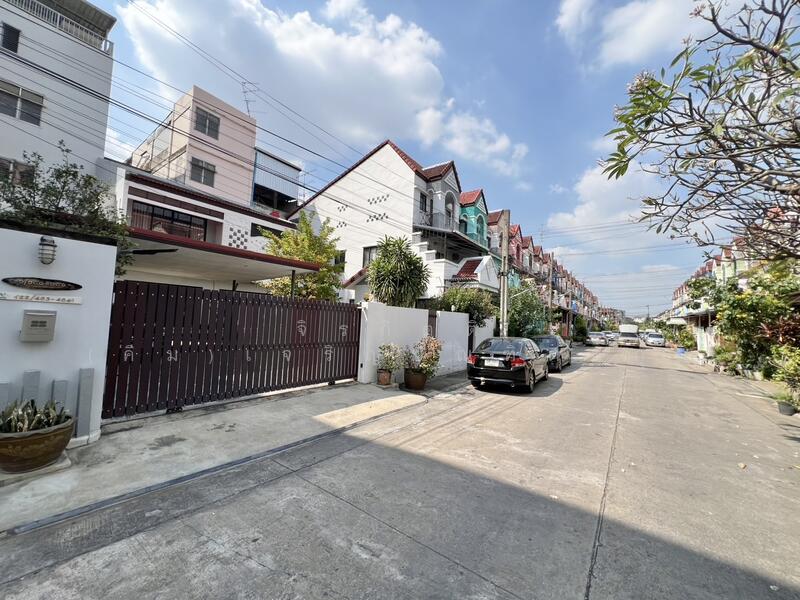 For Sale - ตึกรีโนเวทใหม่ 3 คูหา 6 ที่จอดรถ เข้าออก 2 ทาง เอกชัย 66 บางบอน 1 ซ.9, Bangkok