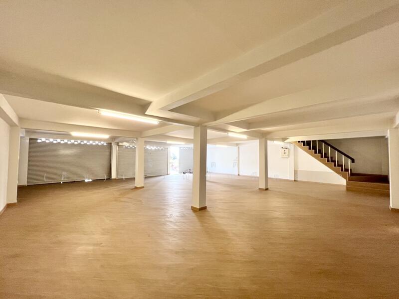 For Sale - ตึกรีโนเวทใหม่ 3 คูหา 6 ที่จอดรถ เข้าออก 2 ทาง เอกชัย 66 บางบอน 1 ซ.9, Bangkok