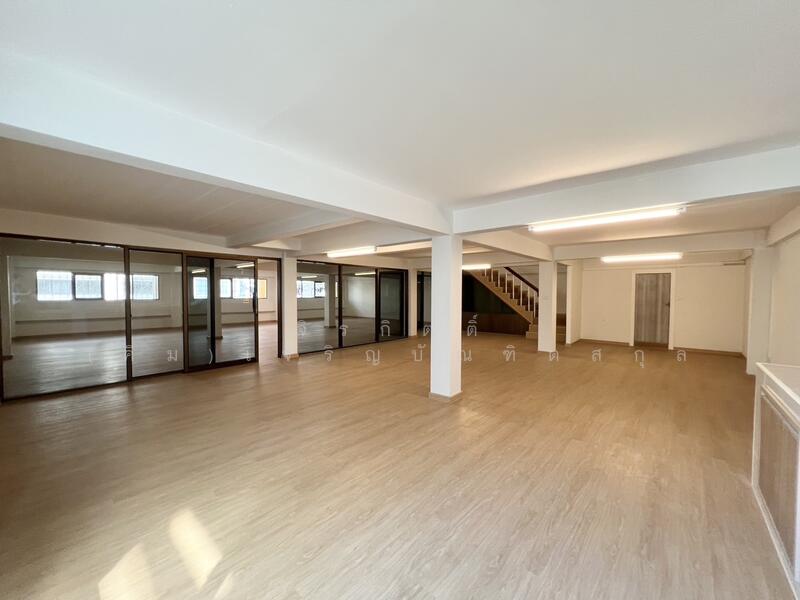 For Sale - ตึกรีโนเวทใหม่ 3 คูหา 6 ที่จอดรถ เข้าออก 2 ทาง เอกชัย 66 บางบอน 1 ซ.9, Bangkok