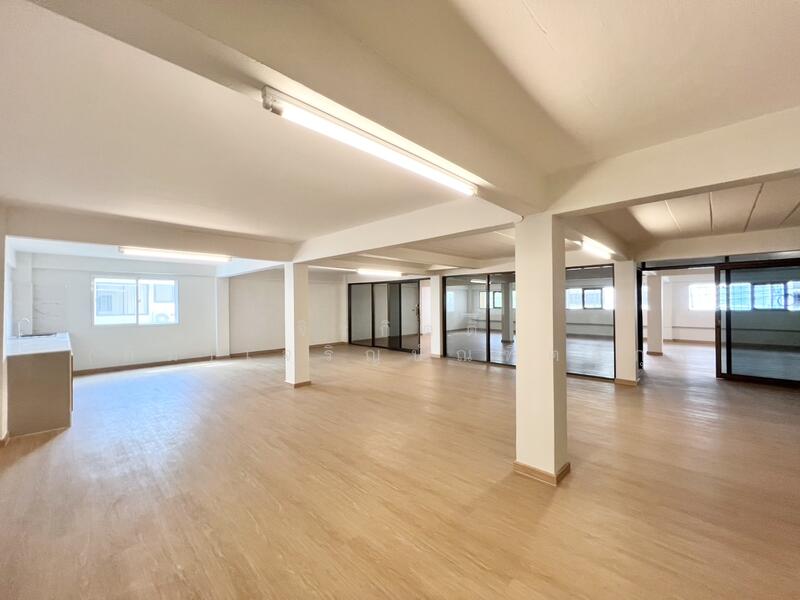 For Sale - ตึกรีโนเวทใหม่ 3 คูหา 6 ที่จอดรถ เข้าออก 2 ทาง เอกชัย 66 บางบอน 1 ซ.9, Bangkok