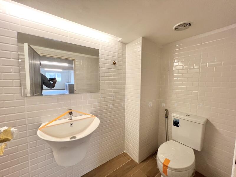 For Sale - ตึกรีโนเวทใหม่ 3 คูหา 6 ที่จอดรถ เข้าออก 2 ทาง เอกชัย 66 บางบอน 1 ซ.9, Bangkok