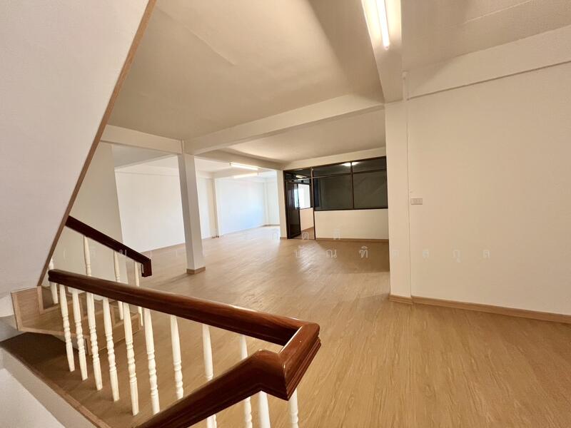 For Sale - ตึกรีโนเวทใหม่ 3 คูหา 6 ที่จอดรถ เข้าออก 2 ทาง เอกชัย 66 บางบอน 1 ซ.9, Bangkok