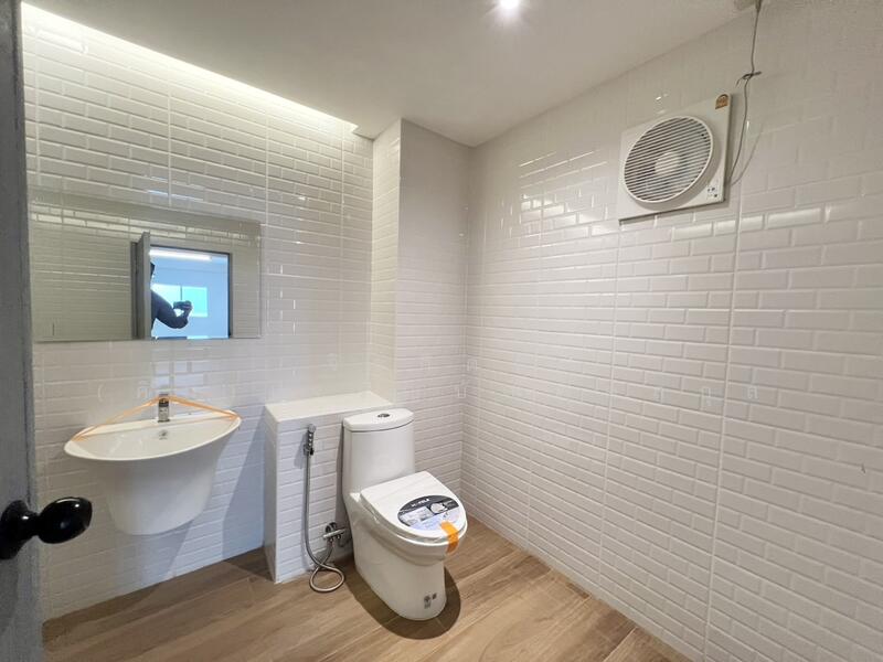 For Sale - ตึกรีโนเวทใหม่ 3 คูหา 6 ที่จอดรถ เข้าออก 2 ทาง เอกชัย 66 บางบอน 1 ซ.9, Bangkok