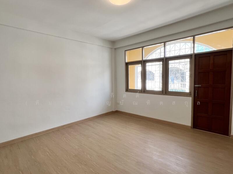 For Sale - ตึกรีโนเวทใหม่ 3 คูหา 6 ที่จอดรถ เข้าออก 2 ทาง เอกชัย 66 บางบอน 1 ซ.9, Bangkok