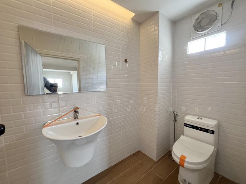 For Sale - ตึกรีโนเวทใหม่ 3 คูหา 6 ที่จอดรถ เข้าออก 2 ทาง เอกชัย 66 บางบอน 1 ซ.9, Bangkok