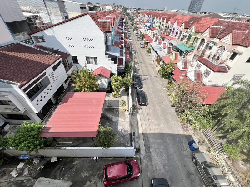 For Sale - ตึกรีโนเวทใหม่ 3 คูหา 6 ที่จอดรถ เข้าออก 2 ทาง เอกชัย 66 บางบอน 1 ซ.9, Bangkok