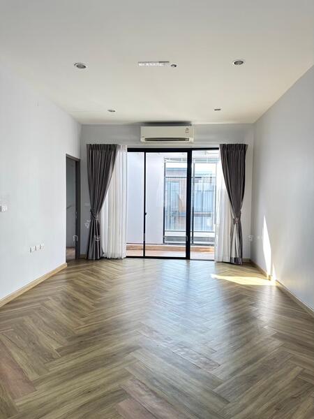 ให้เช่า - For Rent/Sale Home Office 5 Story Sukhumvit 77 BTS On Nut, กรุงเทพ