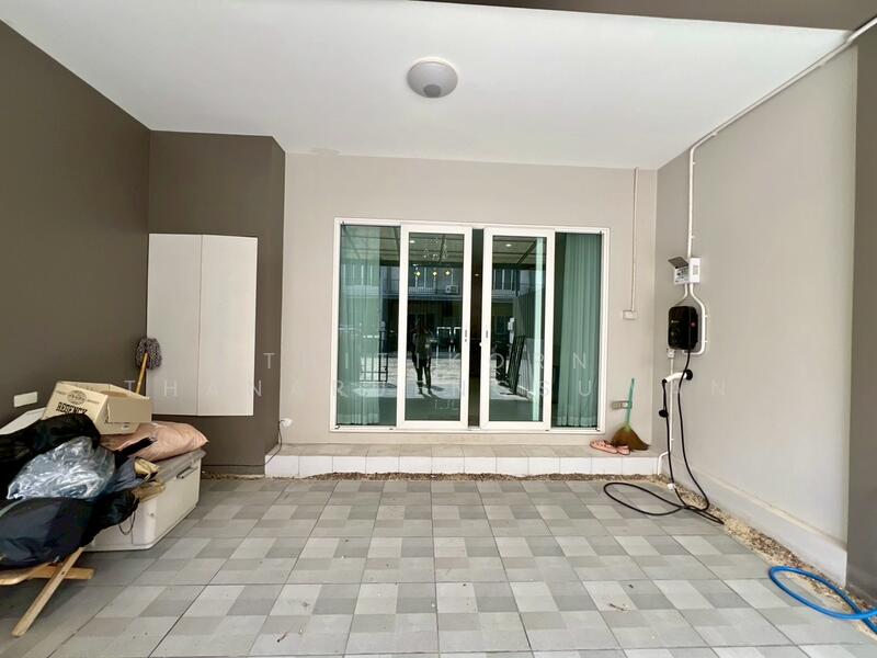 ขาย - Cher Watcharapol : เฌอ วัชรพล, กรุงเทพ