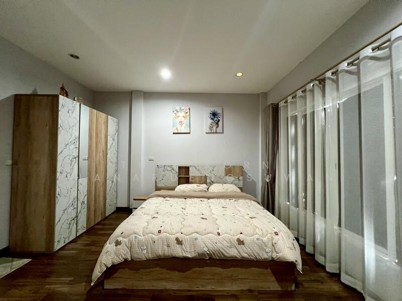 ขาย - Cher Watcharapol : เฌอ วัชรพล, กรุงเทพ