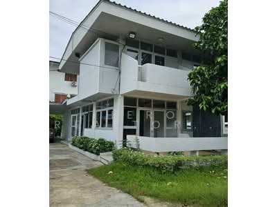 ขาย - ขายหรือให้เช่า บ้านพร้อมโกดัง ลาดพร้าว โชคชัย 4 BRE26255, กรุงเทพ