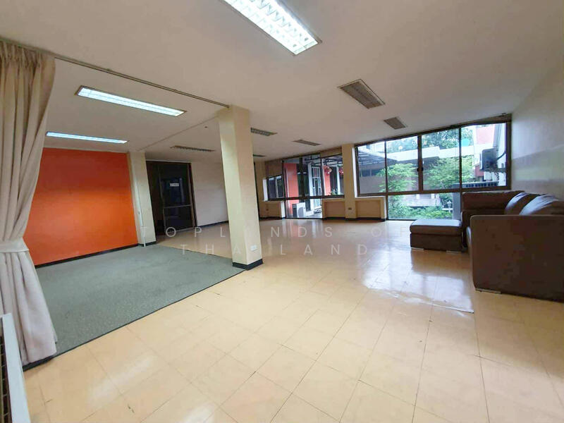 For Rent - ให้เช่า สำนักงานศรีนครินทร์ (ใกล้ Paradise Park 240 m.) เนื้อที่ 180 ตร.วา พื้นที่ใช้สอย 900 ตร.ม., Bangkok