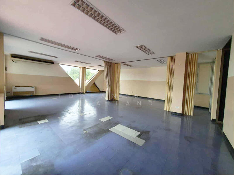 For Rent - ให้เช่า สำนักงานศรีนครินทร์ (ใกล้ Paradise Park 240 m.) เนื้อที่ 180 ตร.วา พื้นที่ใช้สอย 900 ตร.ม., Bangkok