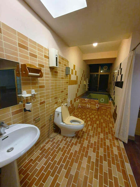 For Rent - ให้เช่า สำนักงานศรีนครินทร์ (ใกล้ Paradise Park 240 m.) เนื้อที่ 180 ตร.วา พื้นที่ใช้สอย 900 ตร.ม., Bangkok