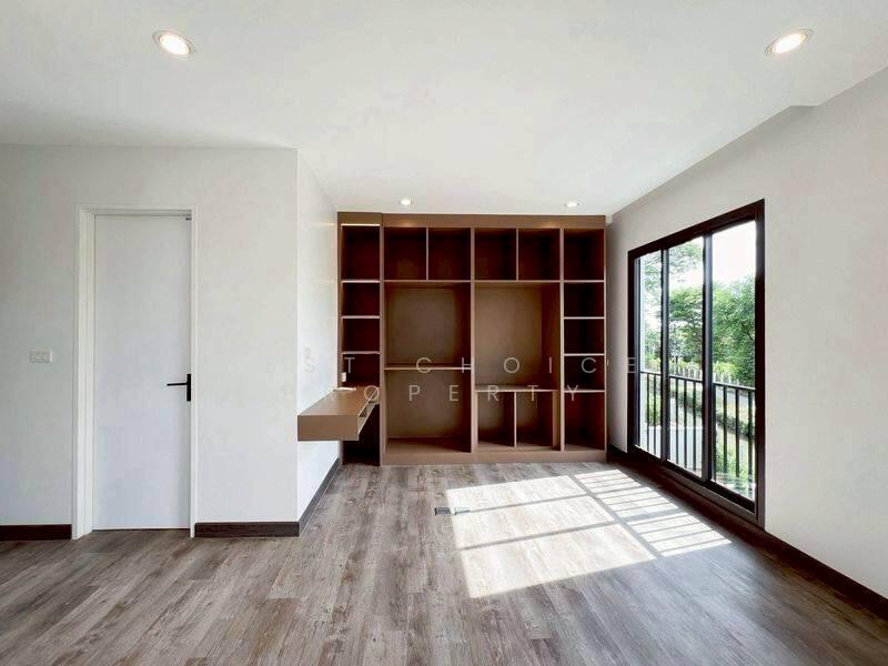 For Sale - 3-Story Pool Villa for Sale in Chiang Mai City., Chiang Mai