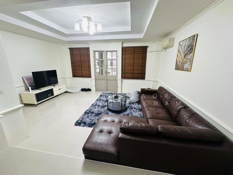 ให้เช่า - ให้เช่า ทาวน์โฮม 4 ห้องนอน ทำเล สุขุมวิท 31 ใกล้ Emporium และ Terminal 21 อโศก, กรุงเทพ