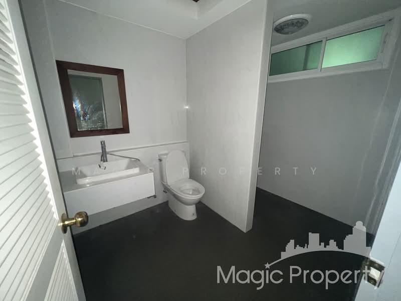 Commercial Building Near BTS Ekkamai, Bangkok, Khlong Tan Nua, Watthana, Bangkok, , 280 sqm, Shophouse For Rent, by Magic Property, 500072800 - DDproperty.com