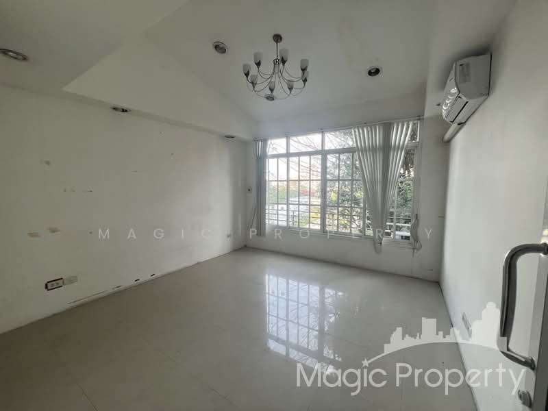 Commercial Building Near BTS Ekkamai, Bangkok, Khlong Tan Nua, Watthana, Bangkok, , 280 sqm, Shophouse For Rent, by Magic Property, 500072800 - DDproperty.com