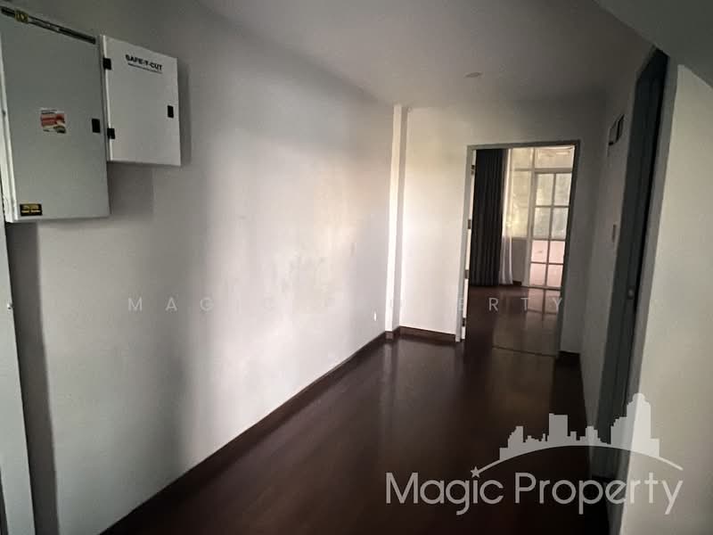 Commercial Building Near BTS Ekkamai, Bangkok, Khlong Tan Nua, Watthana, Bangkok, , 280 sqm, Shophouse For Rent, by Magic Property, 500072800 - DDproperty.com