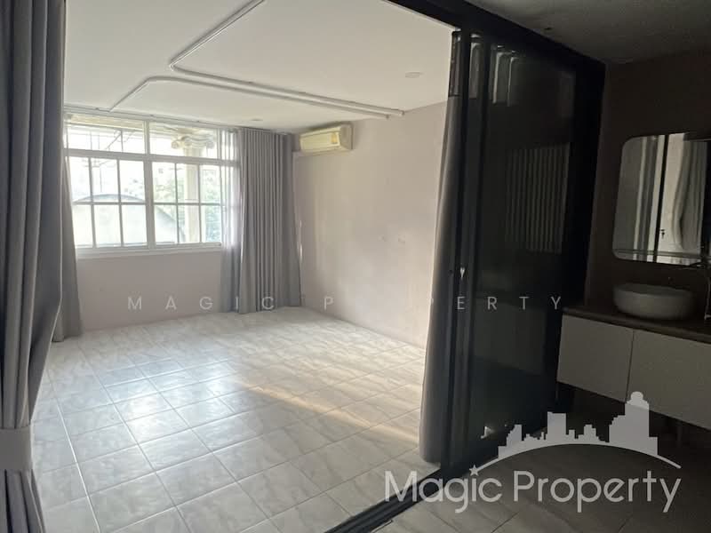 Commercial Building Near BTS Ekkamai, Bangkok, Khlong Tan Nua, Watthana, Bangkok, , 280 sqm, Shophouse For Rent, by Magic Property, 500072800 - DDproperty.com