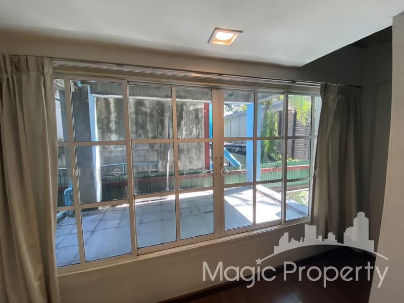 Commercial Building Near BTS Ekkamai, Bangkok, Khlong Tan Nua, Watthana, Bangkok, , 280 sqm, Shophouse For Rent, by Magic Property, 500072800 - DDproperty.com