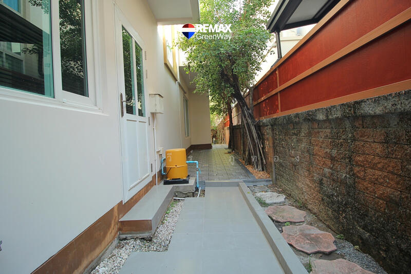 ลัดดารมย์อิลิแกนซ์ วงแหวน สาทร 80 ตรว.