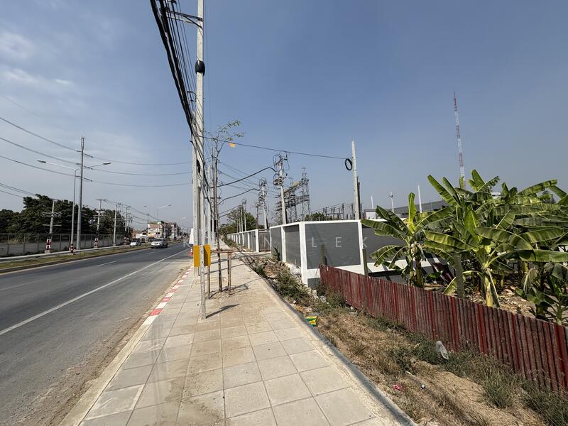 For Sale - The land is located next to a 4-lane road, Route 3004 (Khlong 7), Lam Luk Ka, and Rangsit-Nakhon, Pathum Thani