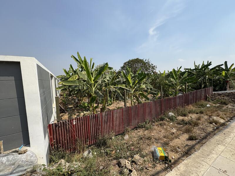 For Sale - The land is located next to a 4-lane road, Route 3004 (Khlong 7), Lam Luk Ka, and Rangsit-Nakhon, Pathum Thani